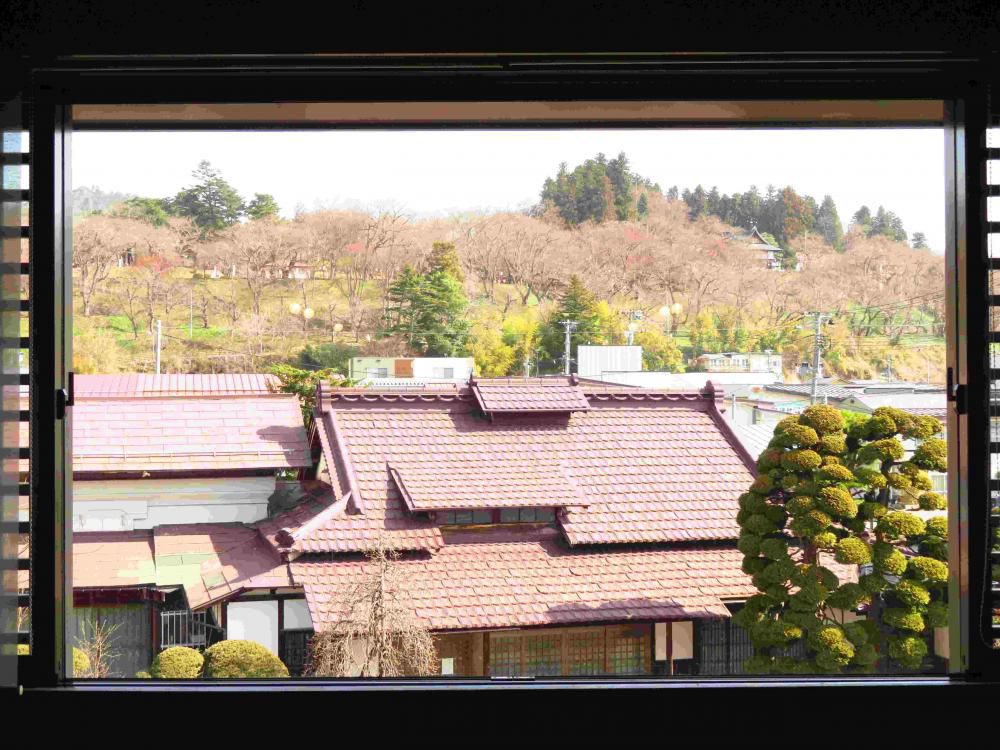 ４月１０日朝９時、烏帽子山の桜の様子です。
