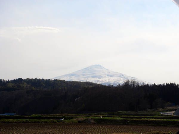 春の雪山もきれいです