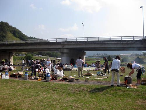 河原は週末大賑わい【山形　芋煮会】