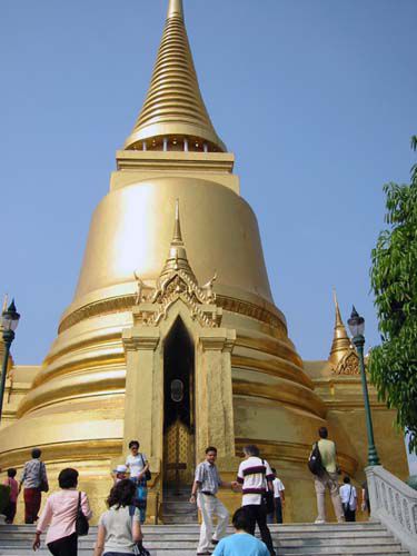タイの寺は絢爛豪華・・・