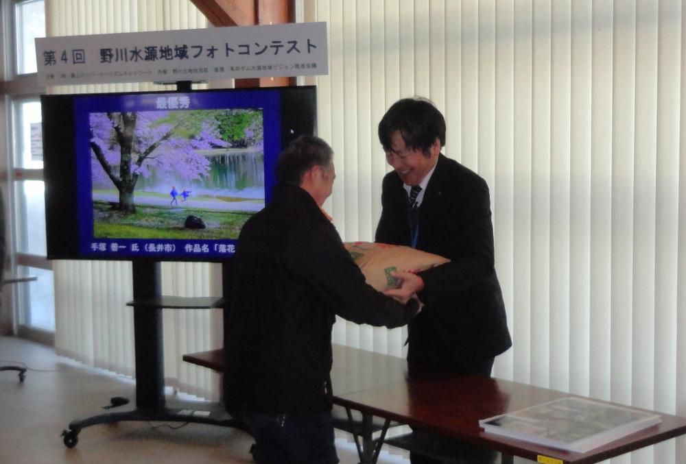 第5回野川水源地域フォトコンテスト表彰式を行いました。