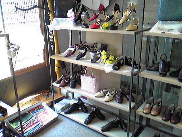コダワリ靴も大好きな着物屋です。新宿屋ブランド：夏の皮靴個展、初日の模様♪