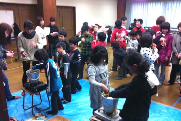 伊達市上小国で双子キャンドル作り