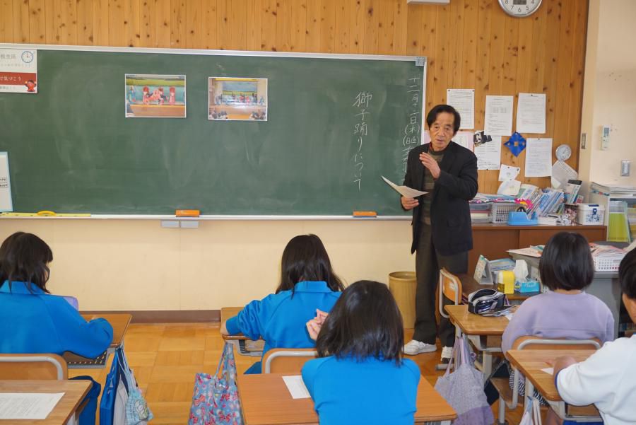 獅子踊りの引継ぎにむけた４年生の事前学習