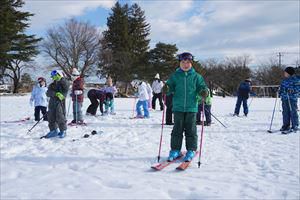 2/1（木）＃８０９　少ない雪でもグラウンドでスキー体験。学校だよりもアップ