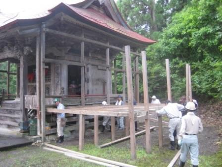 大荒沢不動堂の準備