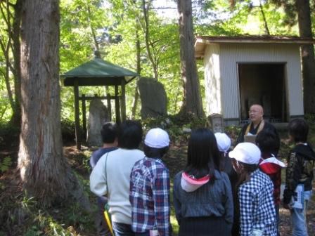 秋晴れの空のもとで