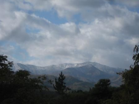 高い山には初雪が