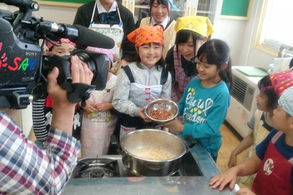 豆ガールズの豆育活動、玉庭小学校での取り組みがさくらんぼテレビに