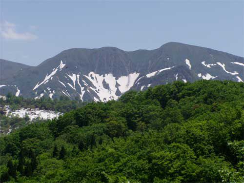 右奥に湯殿山