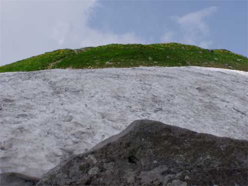 姥ヶ岳直下100ｍの残雪