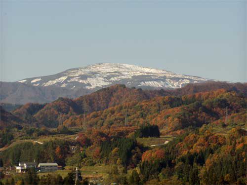 月山初冠雪