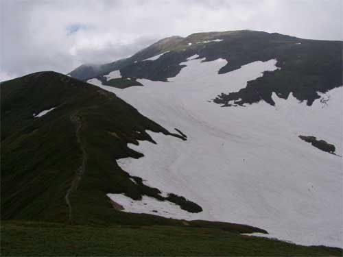 月山と雪田