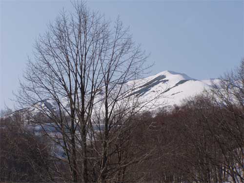 残雪の月山