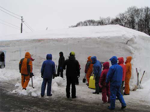 志津で雪旅籠造り