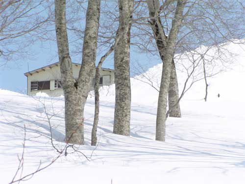 山小屋西側へ