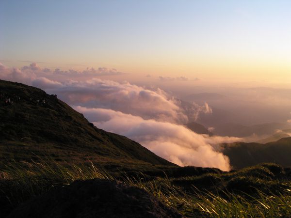 赤い月山