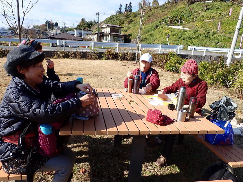 大駐車場で昼食　1