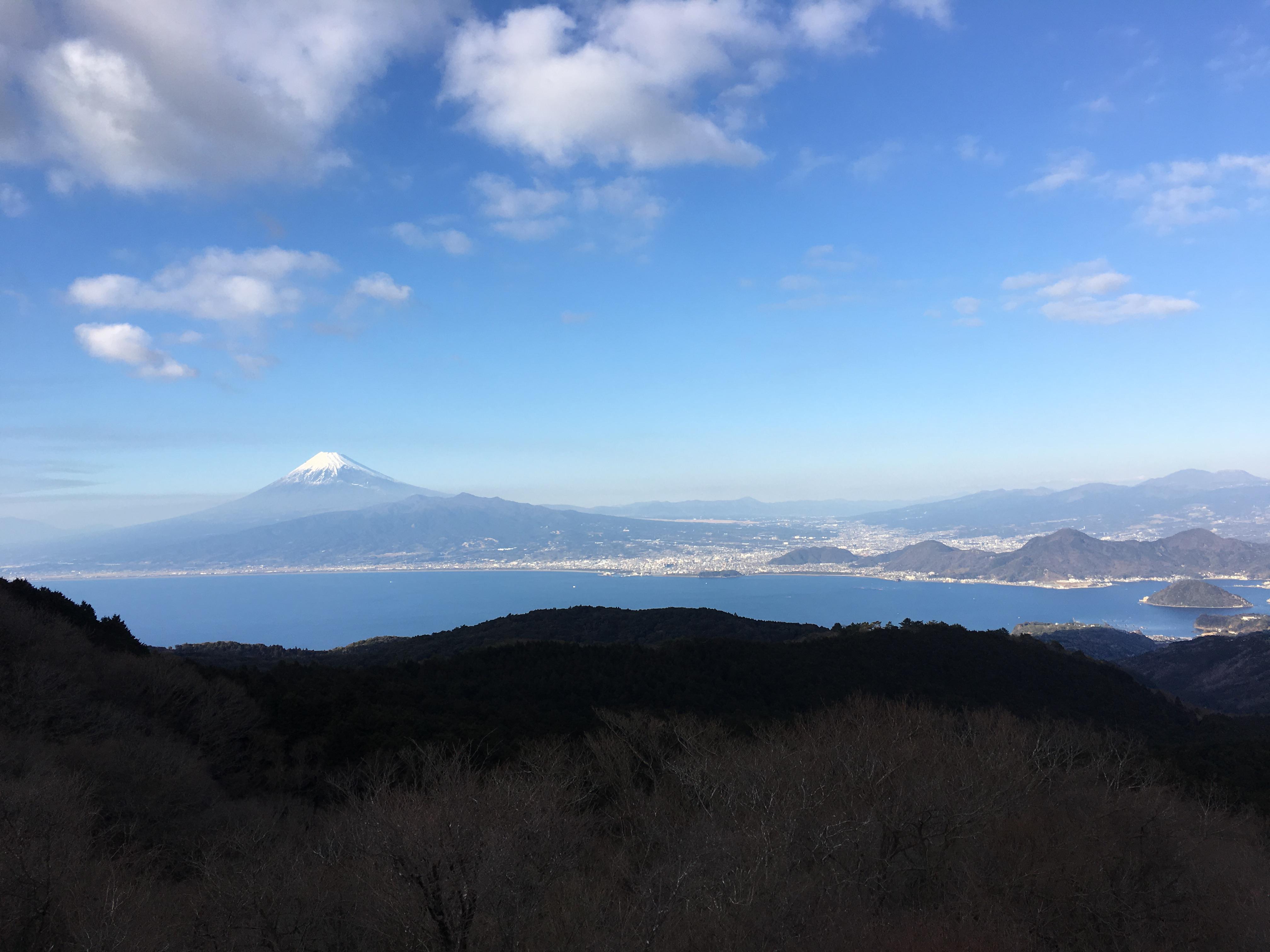 冬晴れや駿河の海と富士の嶺