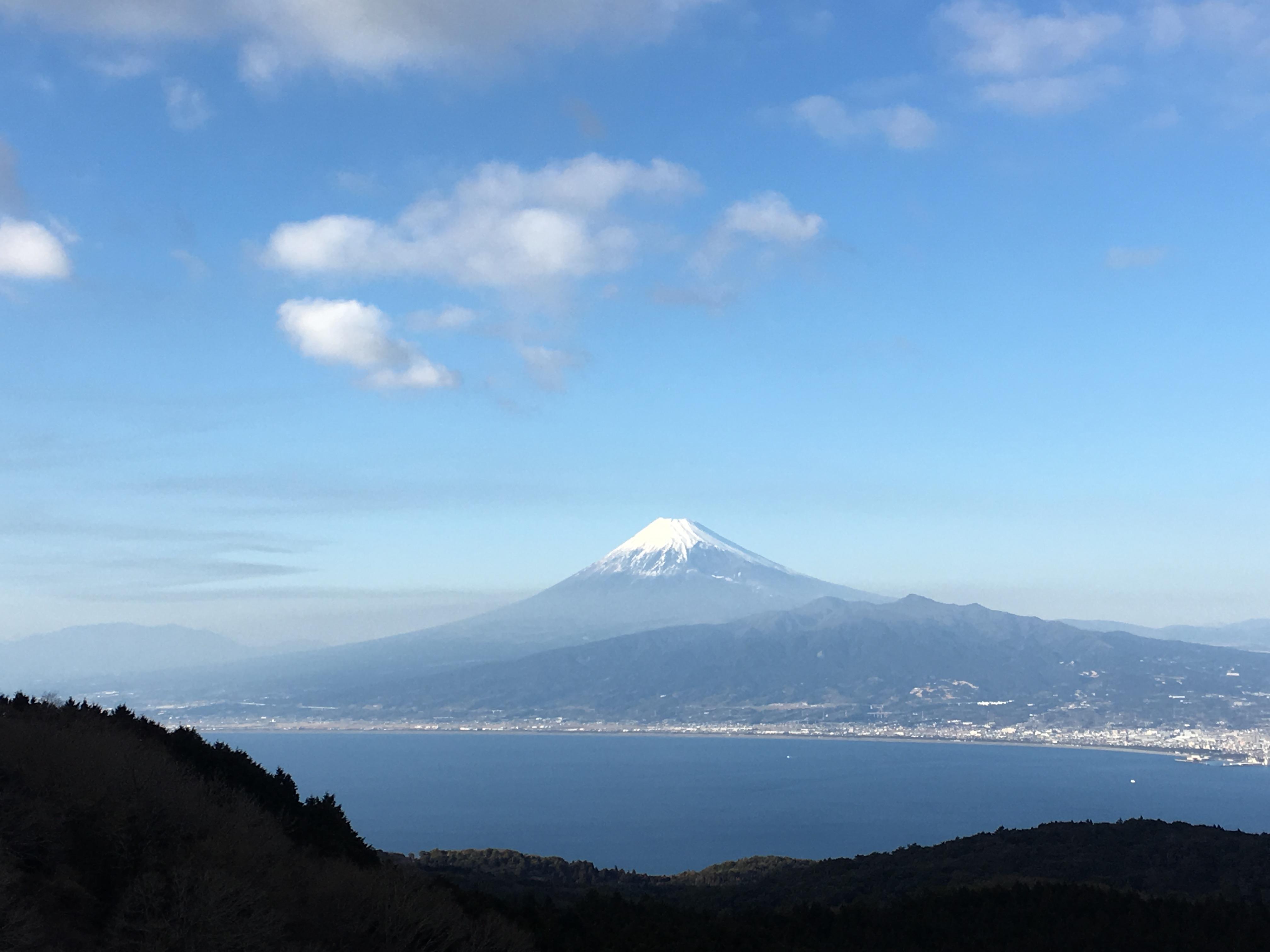 冬晴れや駿河の海と富士の嶺