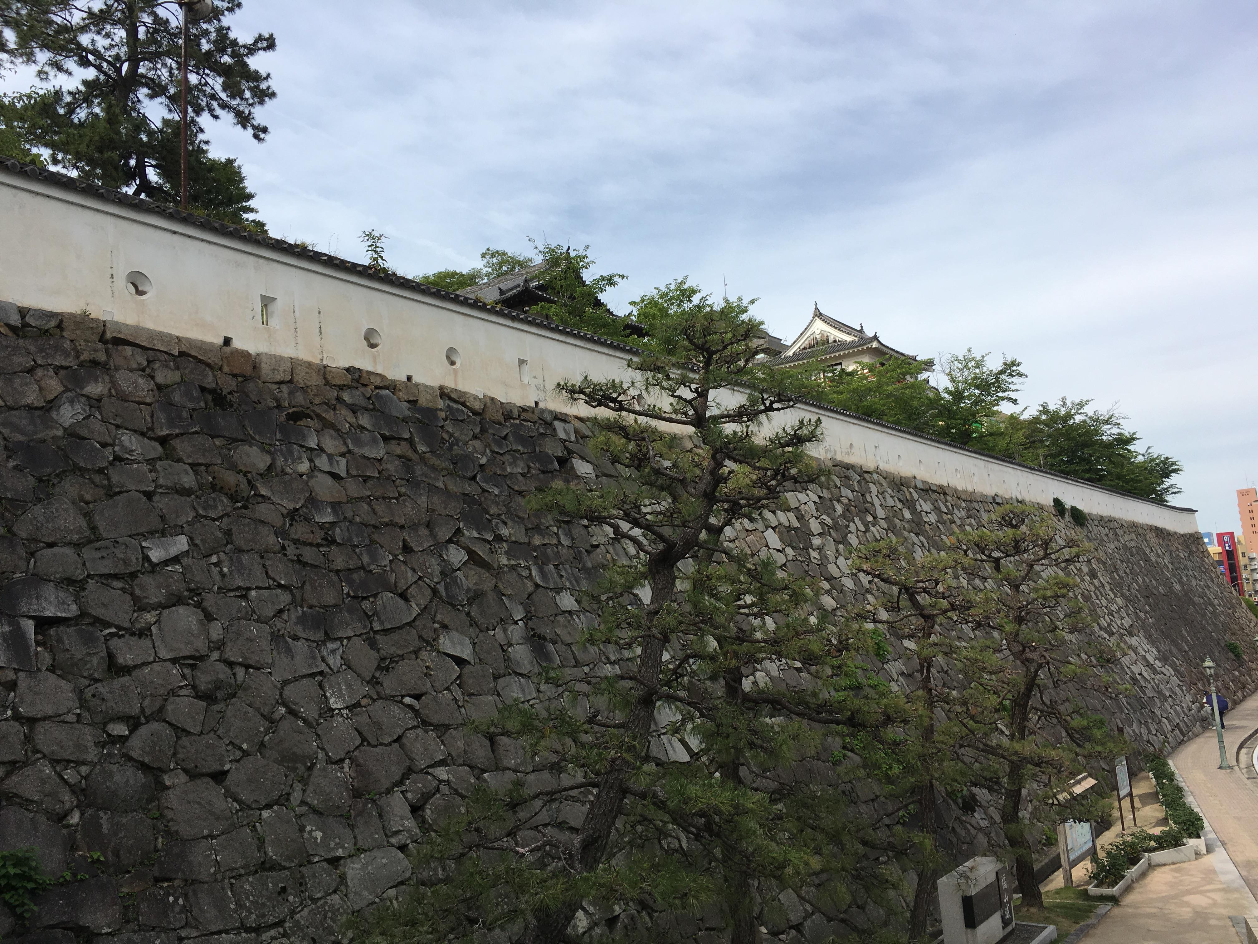 夏雲や石垣迫る福山城