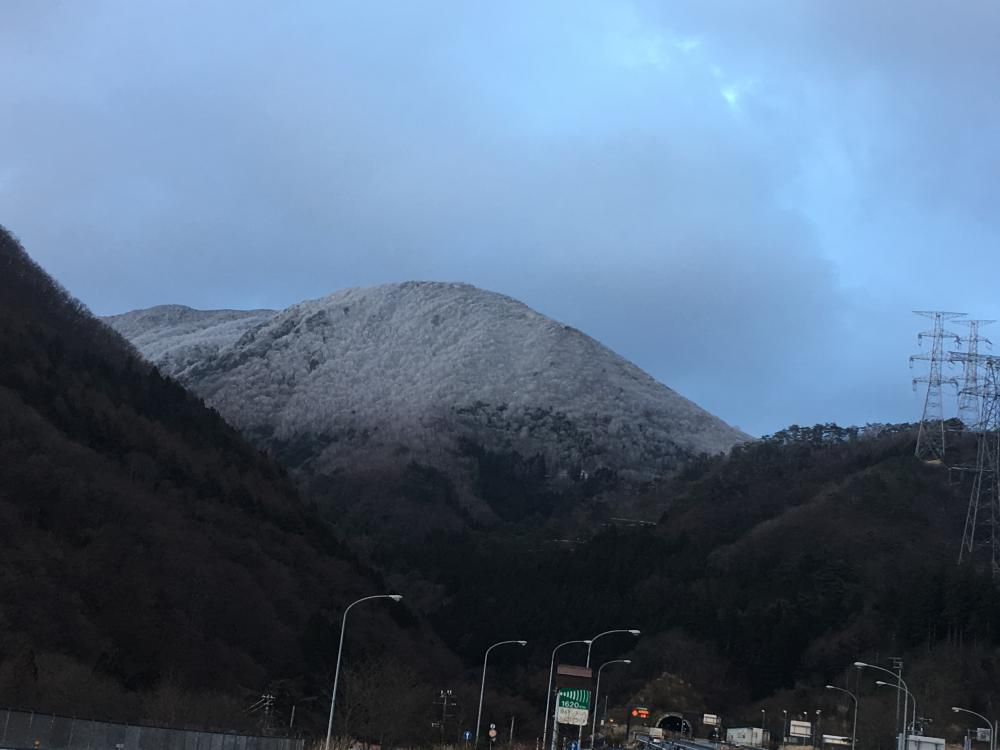 山形路向かいたる山雪景色