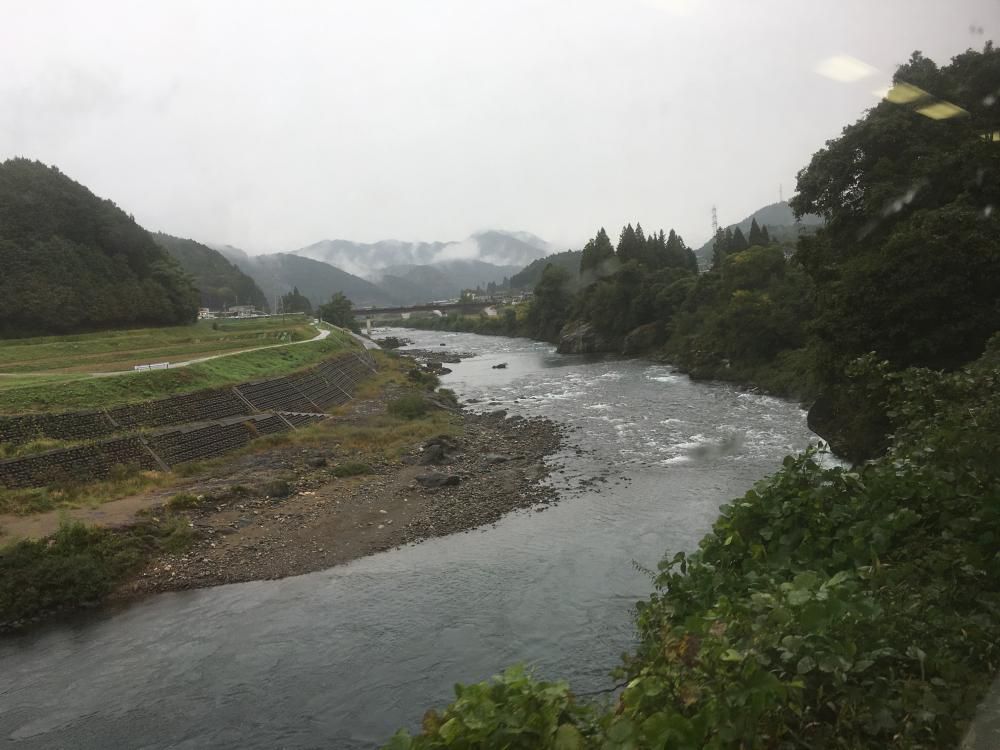 秋雨や岩光たる長良川