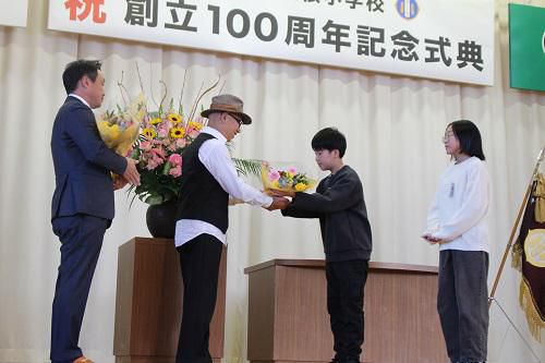 白鷹町立東根小学校創立１００周年記念式典～地域の皆様の愛に支えられて～