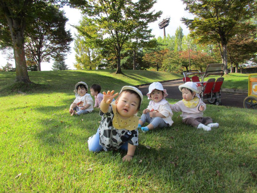 「やっぱり外が好き」～0歳児クラスの日常～