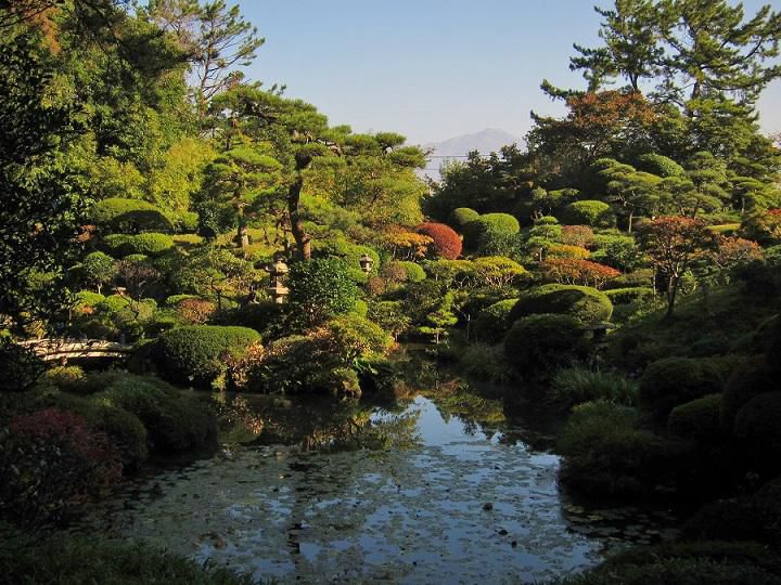 秋の国指定名勝「鶴舞園」