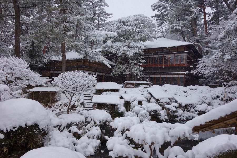 庭園に雪が積もりました。