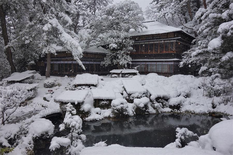 雪の日本庭園をご堪能下さい。