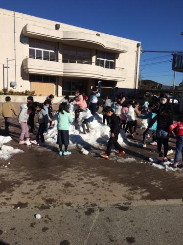 千倉小学校に雪を届けてもらいました。