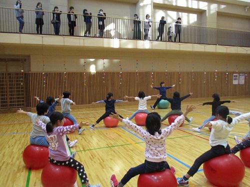 じりつをめざそう！バランスボール発表会