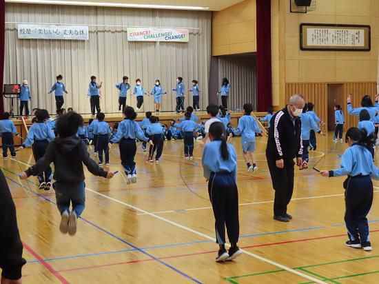 なわとび運動開始！～冬の体力アップタイムの取組～