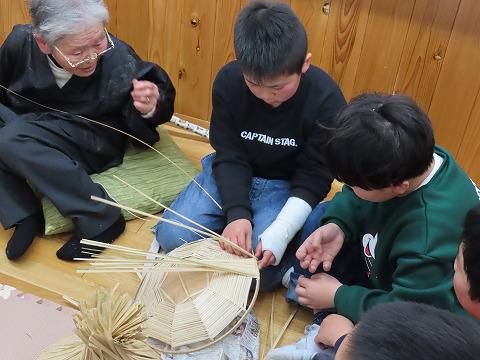 ４年生　社会科　菅笠づくり講習