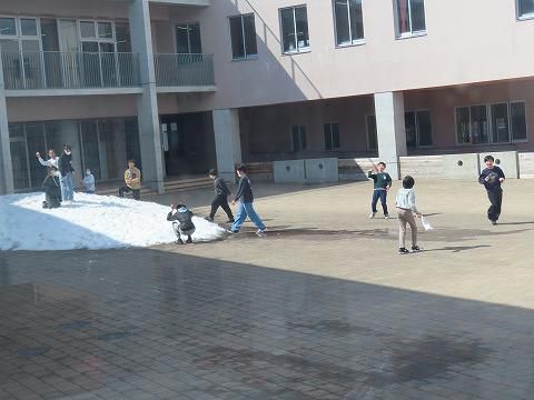 卒業式　全体練習・外で遊べます