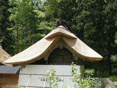 美しい萱屋根の本殿