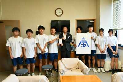 中学生ショップの売上げを寄付