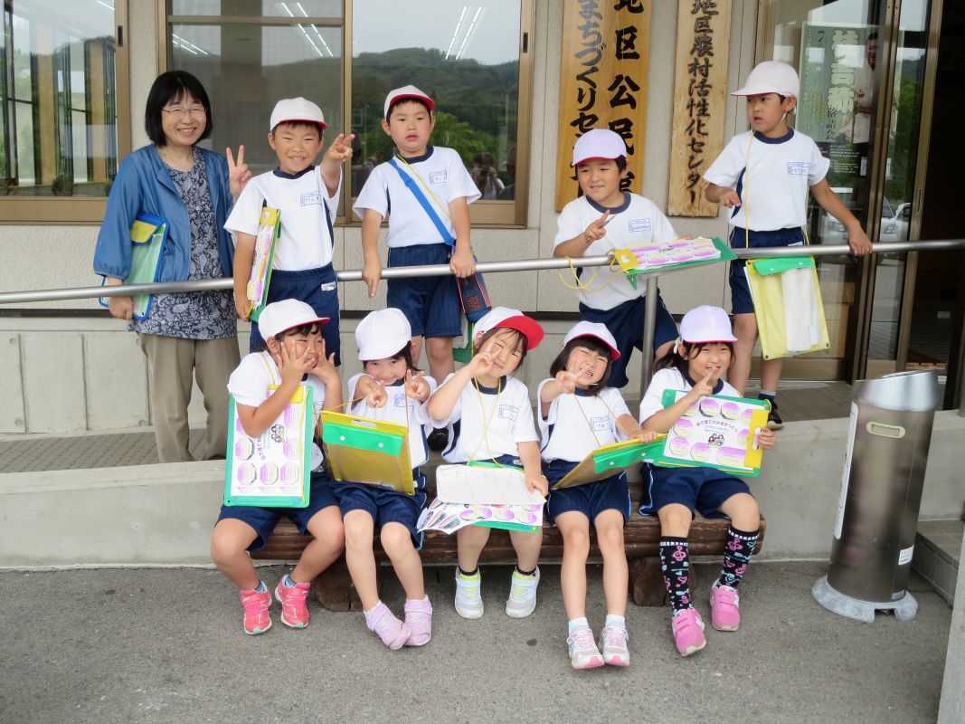手ノ子小学校の児童の皆さんが公民館を見学。