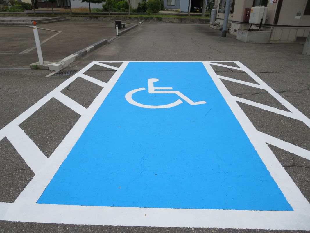 障がい者用駐車スペースを塗り替えました。（西部地区公民館）