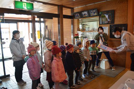 添川児童センターの園児たちが激励訪問