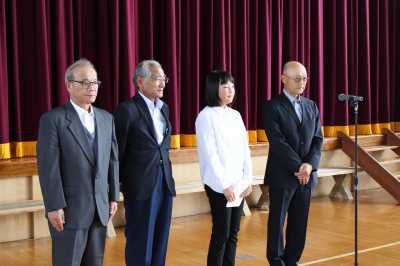 いなほ学習発表会で本の贈呈