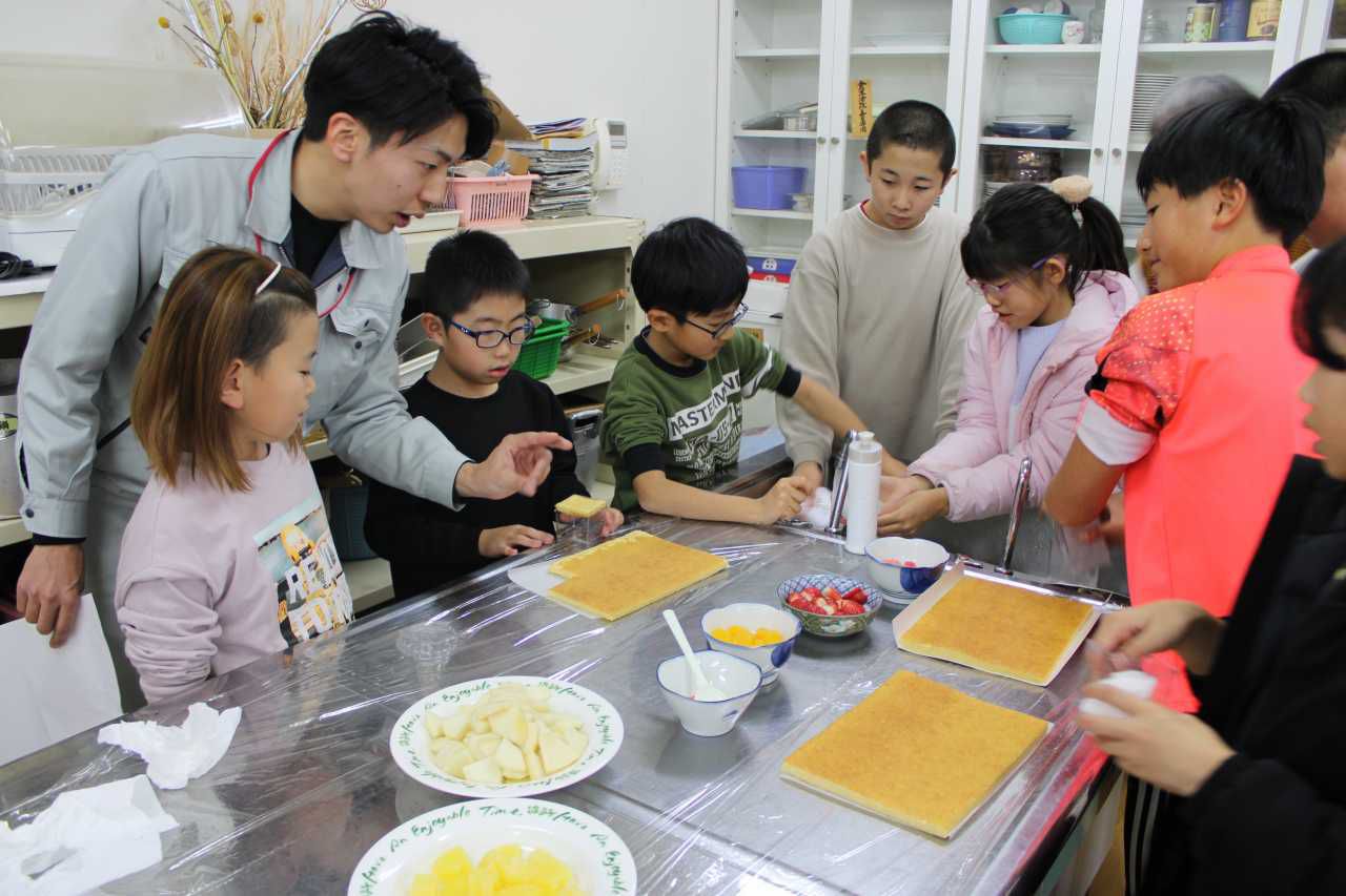 第７回 みんなの食堂東部 みんなで一緒にデコレーション