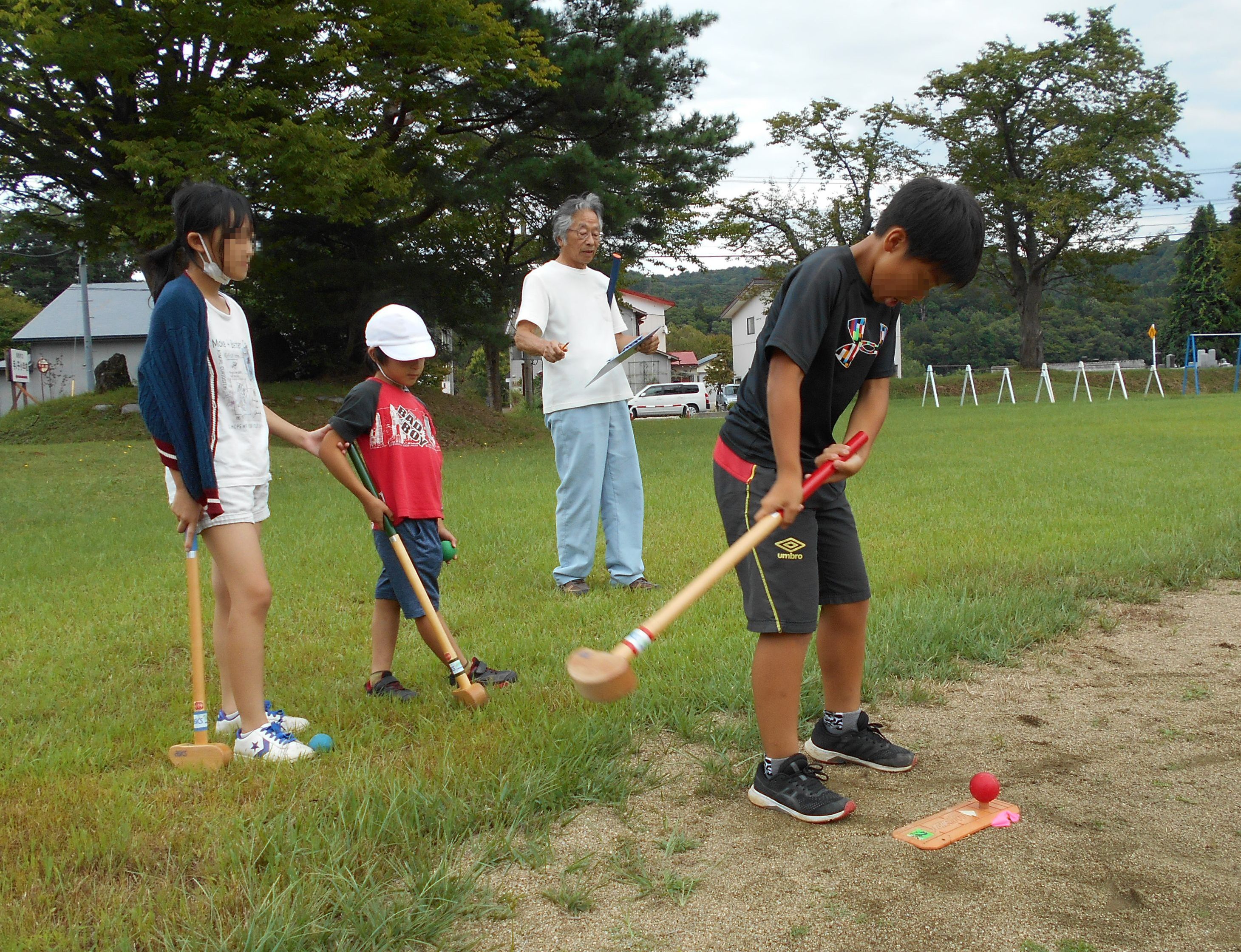 小学生とのグランドゴルフ交流会（西部地区公民館）