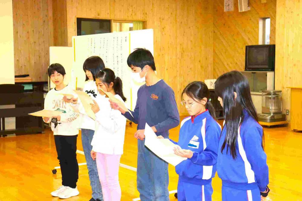 簡単そうで難しい　豆つかみリレー