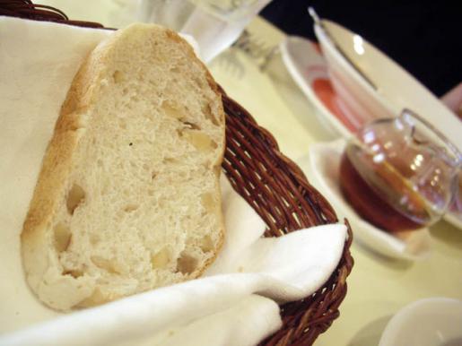 2010/03/03 14:31/途中にくるみのパン