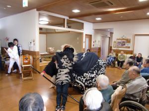 「新緑の丘で獅子舞」の画像