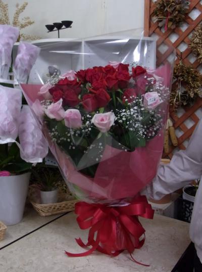 「赤バラとピンクのバラの花束」の画像
