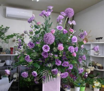 「お祝に 紫系のスタンドフラワー」の画像